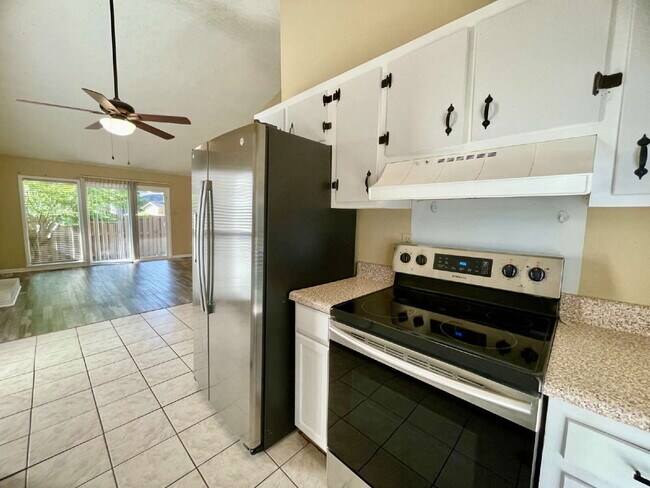 Building Photo - Charming 3-Bed Townhome In Three Colonies
