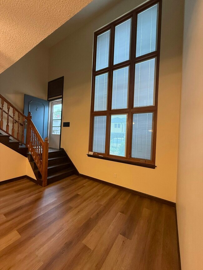 Building Photo - 725 N Stackman Dr