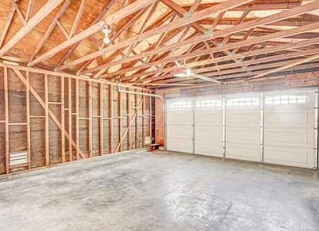 Building Photo - **Amazing 4 bedroom 3 bathroom Home coming...