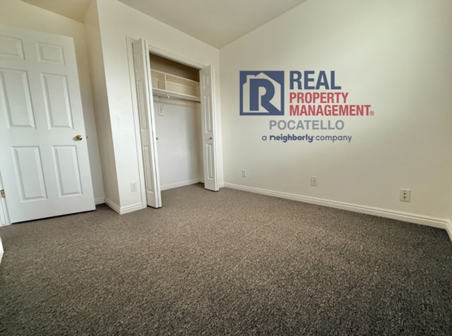 Building Photo - 3 Bedroom 1.5 Bath Apartment - 2 car garage