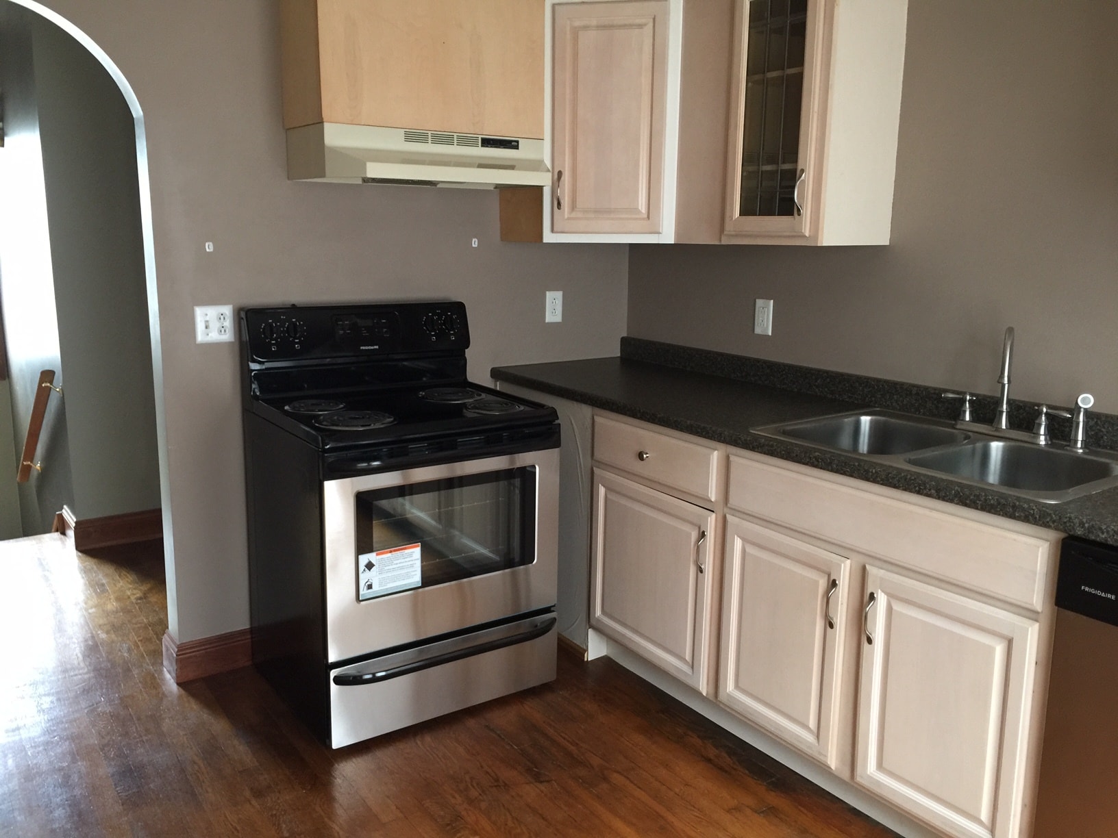 Kitchen - newer stainless appliances - 923 Hillcrest E Dr