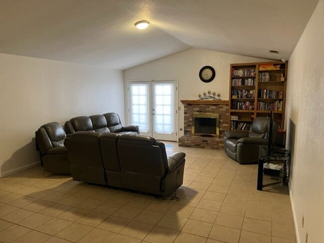 Building Photo - Nice 5 bedroom home with a large garage.