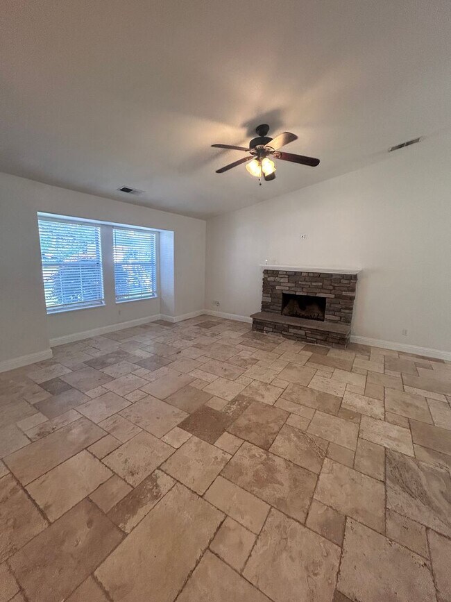 Building Photo - Now Available! 3 Bedroom Home in North West Visalia!