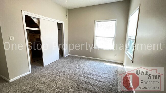 Building Photo - Adorable 3 Bedroom, 1 Bathroom in Independ...
