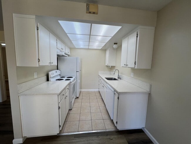 Building Photo - 1281 Saratoga Ave