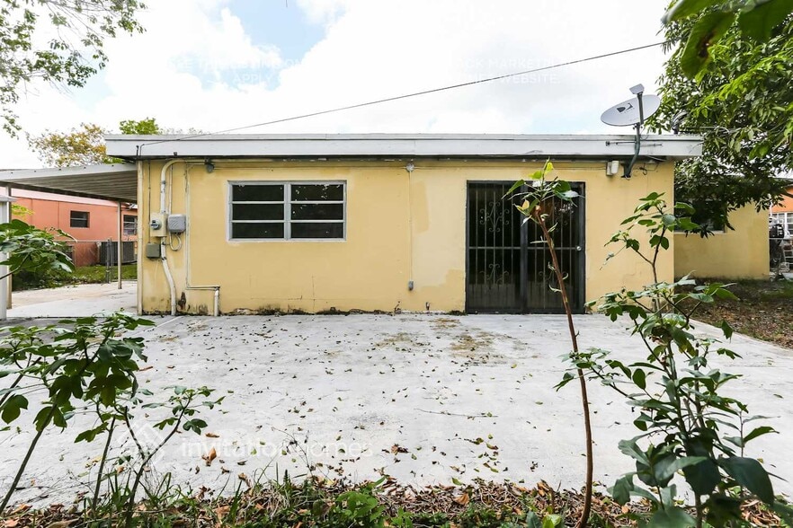 Building Photo - 1270 NW 196th St