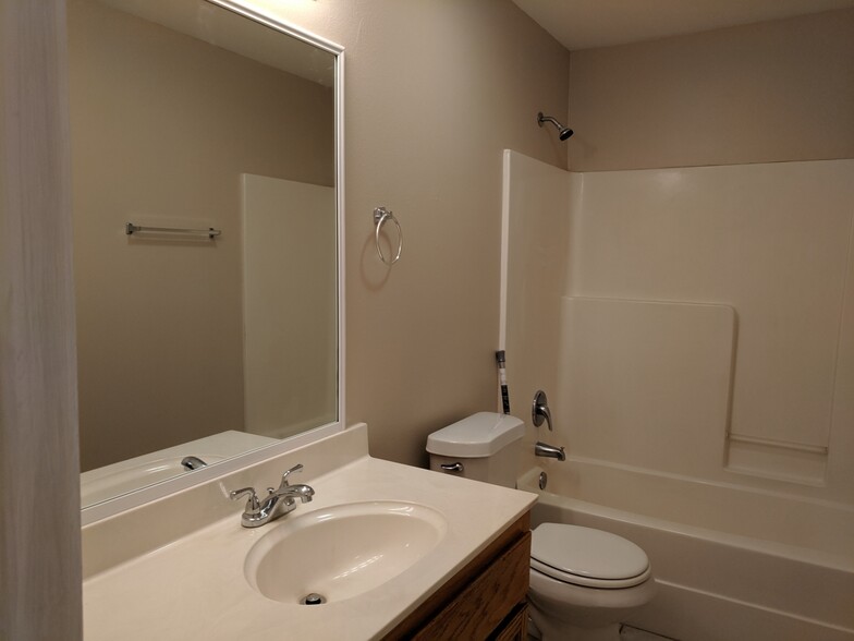 Building Photo - 36044 Raleigh Dr