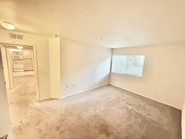 Building Photo - Cozy Two Bed/Two Bath Condo in Convenient ...