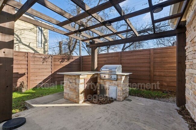 Building Photo - 1018 S Waverly Dr