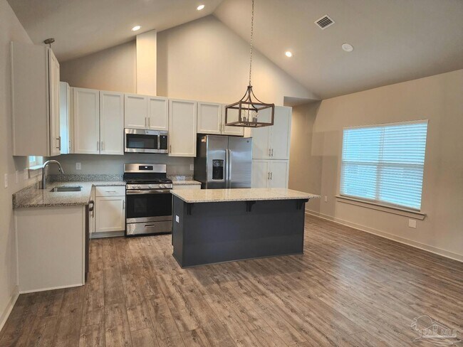 Building Photo - 106 S G St