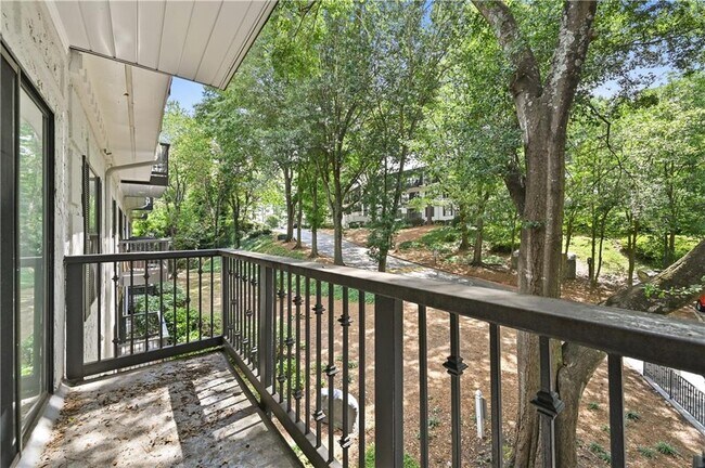 Building Photo - 2201 Pine Heights Dr NE