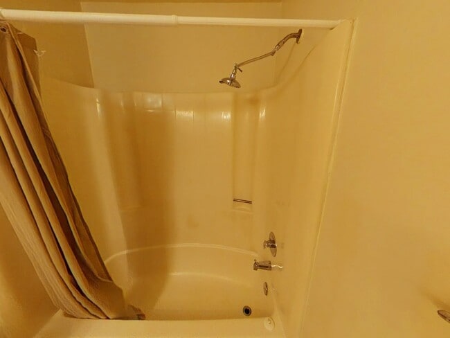 Building Photo - 1 Bedroom, 1 Bathroom Condo Rental in Hamp...