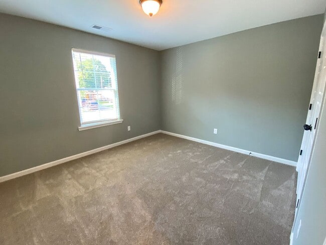 Building Photo - 3 bedroom, 2.5 bath, Built in 2022, close ...