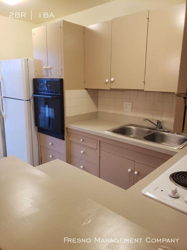 Building Photo - 2562 N Maroa Ave