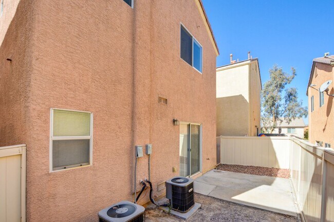 Building Photo - Beautiful two bedroom in great location