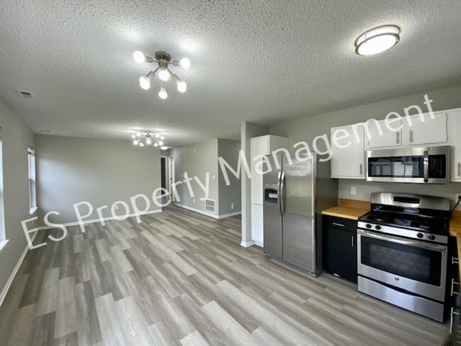 Building Photo - Stunning 3 Bedroom 2 Bath in SouthWest River Run Neighborhood!