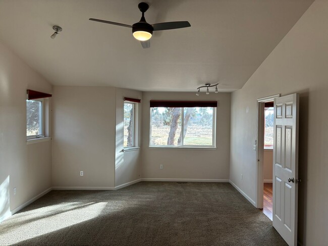 Building Photo - Redmond Home with Amazing Deck Views