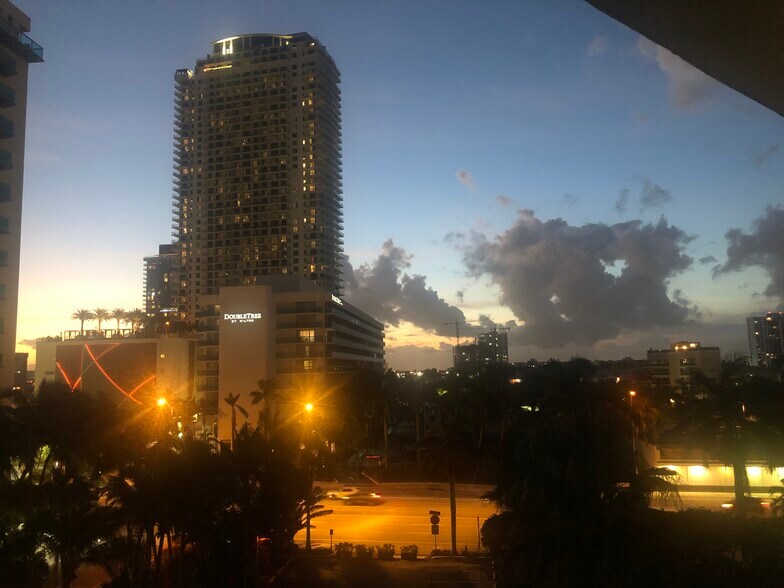 Building Photo - 3901 S Ocean Dr