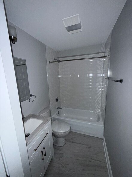 Building Photo - 744 W Gordon Terrace