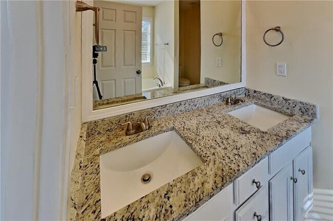 Building Photo - 208 Shenandoah Ct