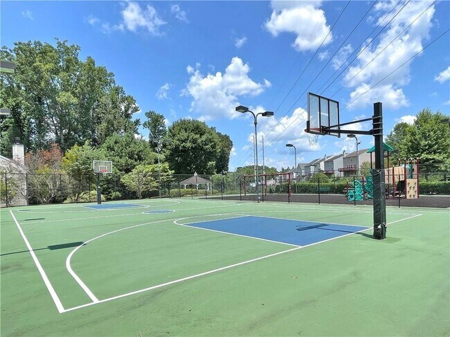 Building Photo - 2760 Englewood Dr