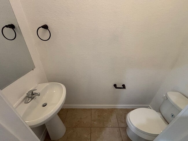 Building Photo - Spacious End-Unit Townhome in Prime Northe...