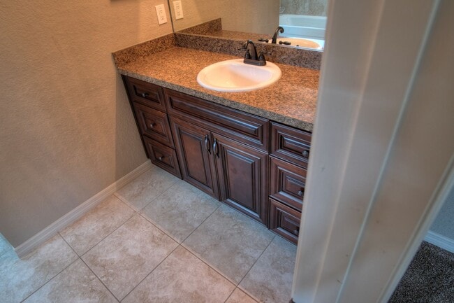 Building Photo - Spacious 4/2/2 Available Now!