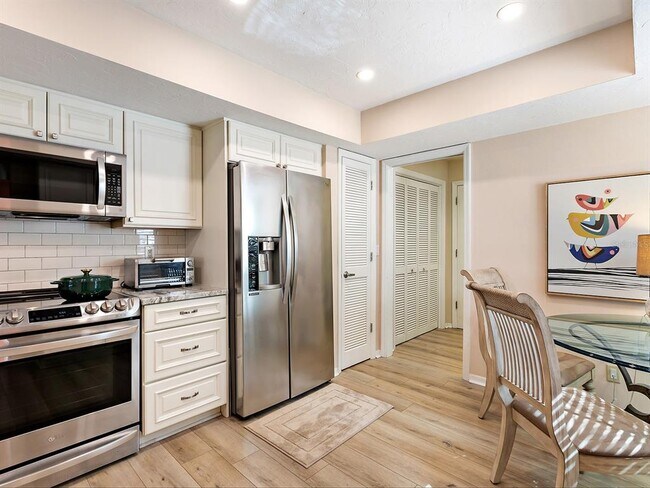 Building Photo - 6094 Wilshire Blvd