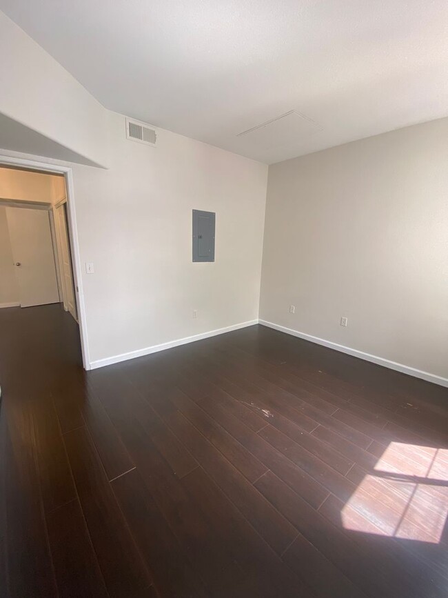 Building Photo - Nicely upgraded 1 bedroom on the South Strip