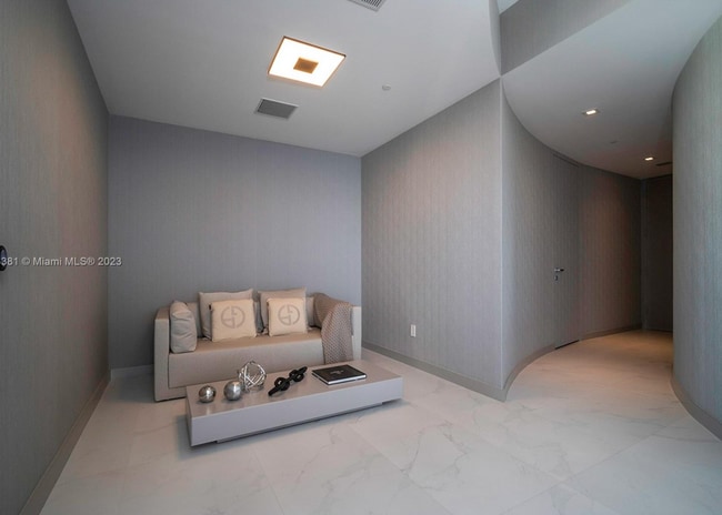 Building Photo - 18975 Collins Ave