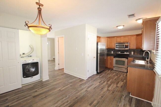 Building Photo - 2 bedroom 2.5 bathroom townhome for rent! ...