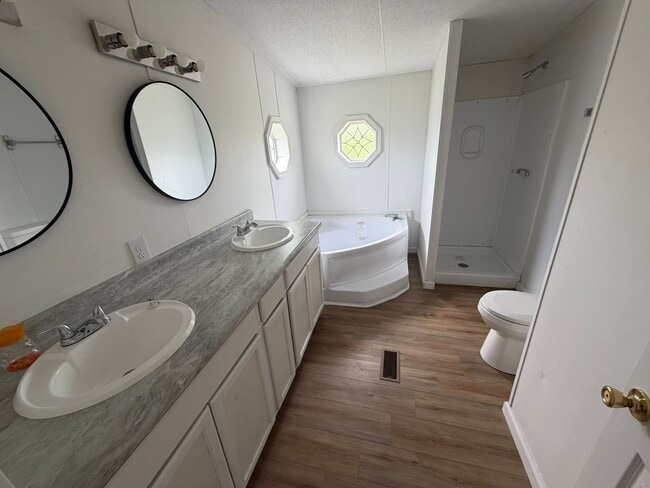 Building Photo - 3 Bed/2 Bath Mobile Home