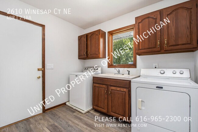 Building Photo - Available Now | 4 Bedroom 2.5 Bath Single ...