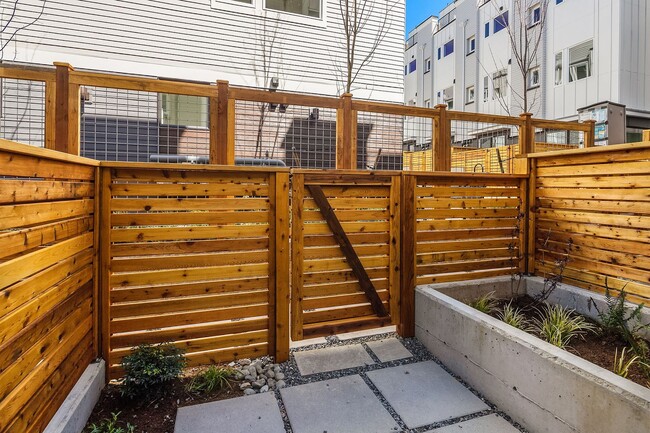 Building Photo - 2bd/1.75ba Seattle Townhome