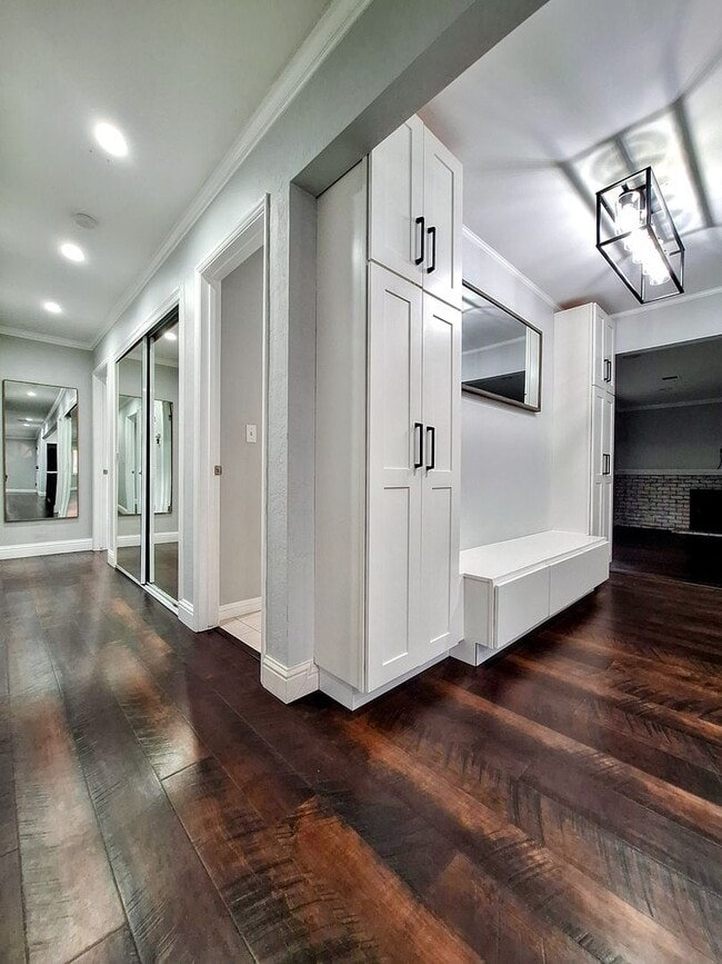 Building Photo - Beatifully Remodeled 3bd Single Story House With Pool!