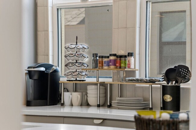 Building Photo - 4641 N 8th Pl