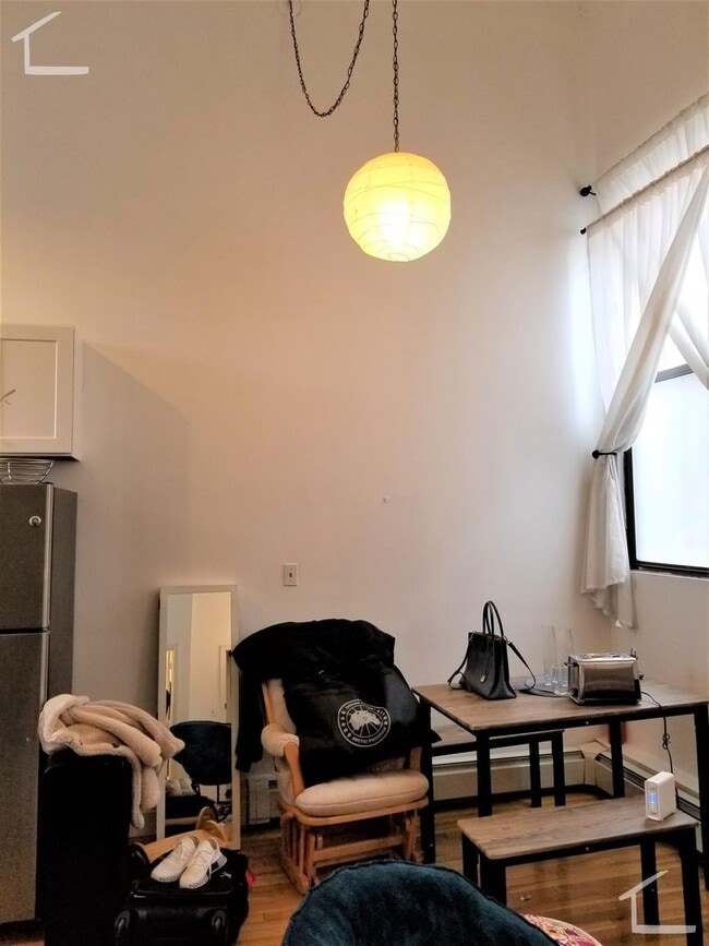 Building Photo - No Brokers Fee, Large Unit, Heat, Hot Water Included, Laundry on a Site