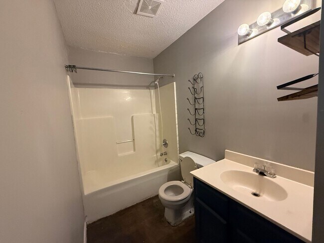 Building Photo - 109 Matthews Dr