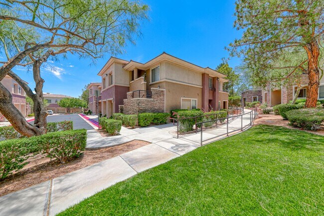 Building Photo - Beautiful Summerlin townhome, 3 bed, 2.5 bath, on 1st floor.