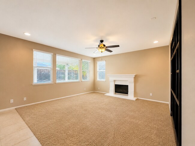 Building Photo - Beautiful Heritage Lake 3 Bedroom+ House for rent