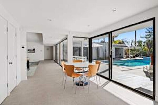 Building Photo - 5 bedroom 5 bath Available for Short Term ...