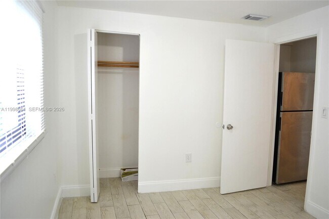 Building Photo - 1037 SW 4th St