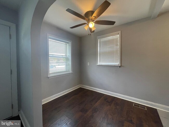 Building Photo - 18 Greenhill Rd