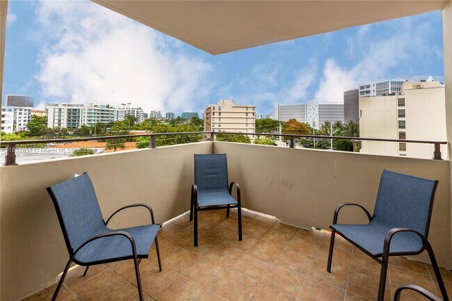 Building Photo - 9180 W Bay Harbor Dr