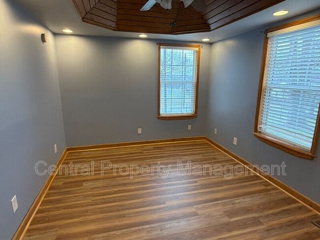 Building Photo - 3 Poplar St