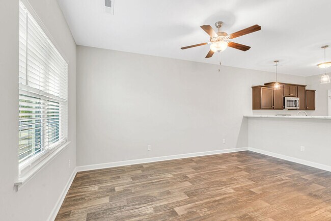 Building Photo - 10 Jaydn Dr W