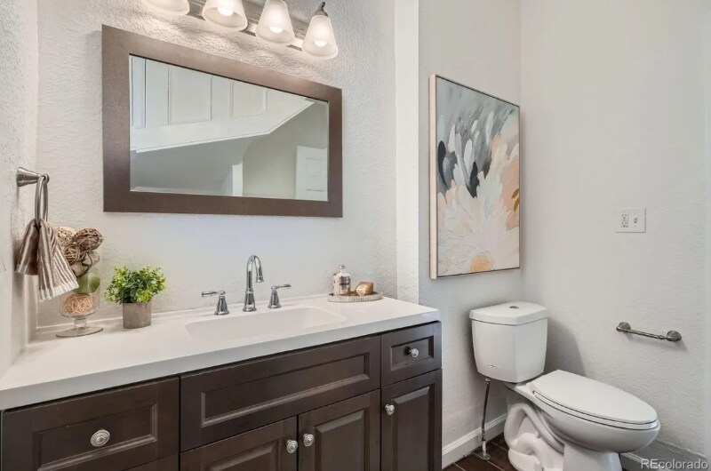 Building Photo - 2426 S Acoma St