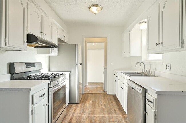 Building Photo - 421 Meadow Lake Dr