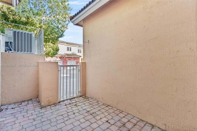 Building Photo - 2332 SE 16th Pl