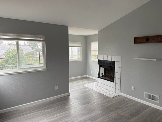 Building Photo - Remodeled 4-bedroom Oakley Rental Opportunity!